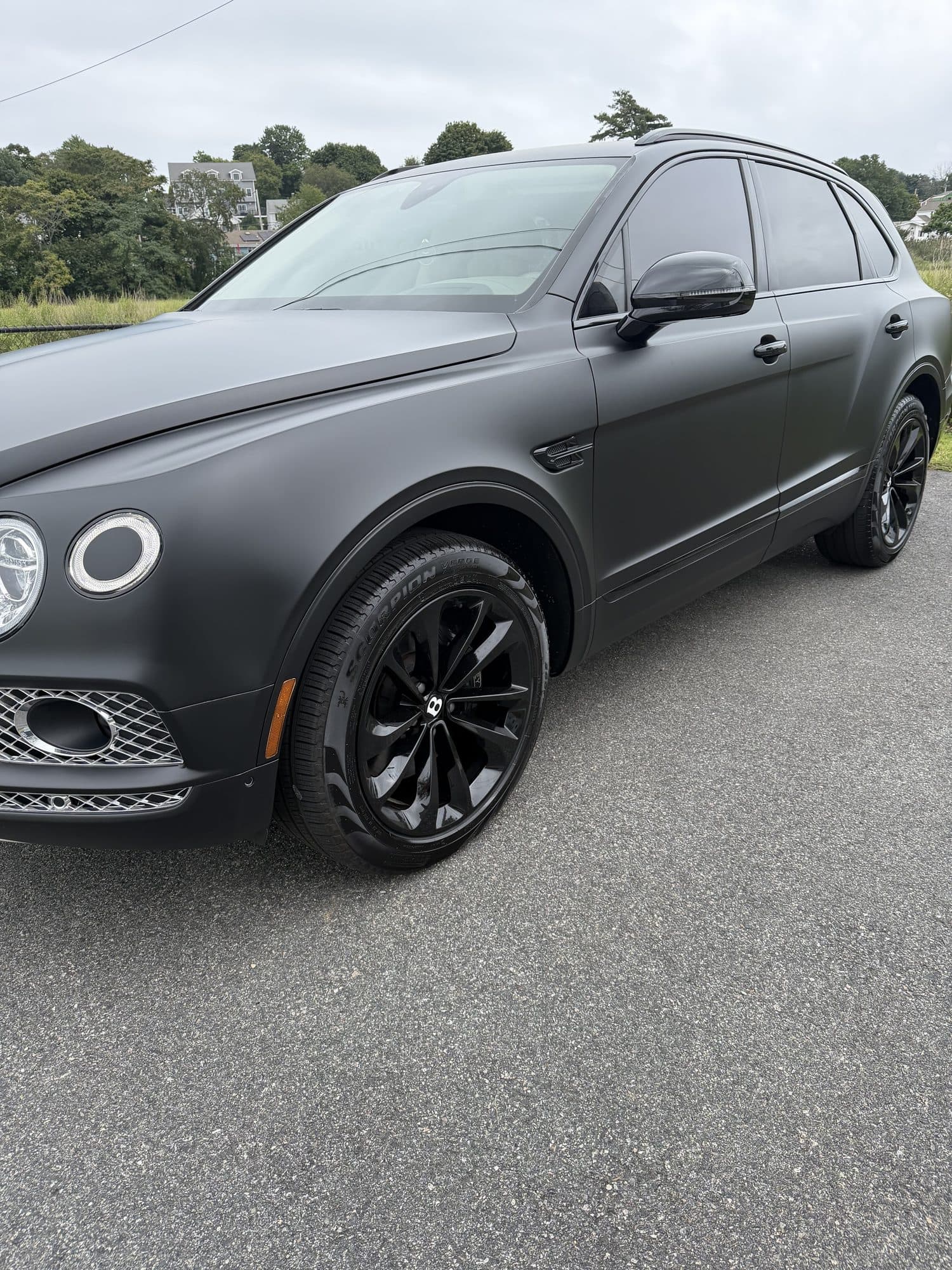 2017 Bentley Bentayga photo 2