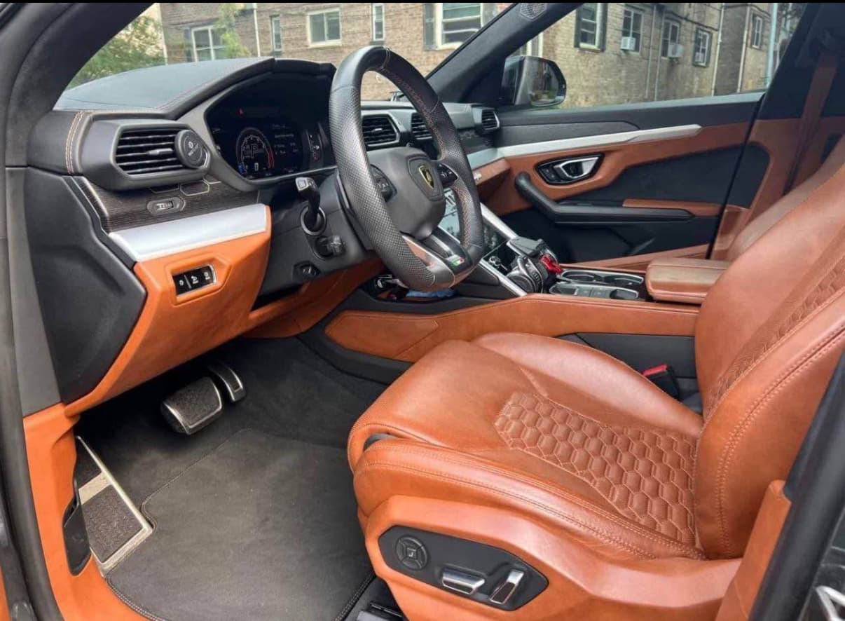 2023 Lamborghini Urus photo 2